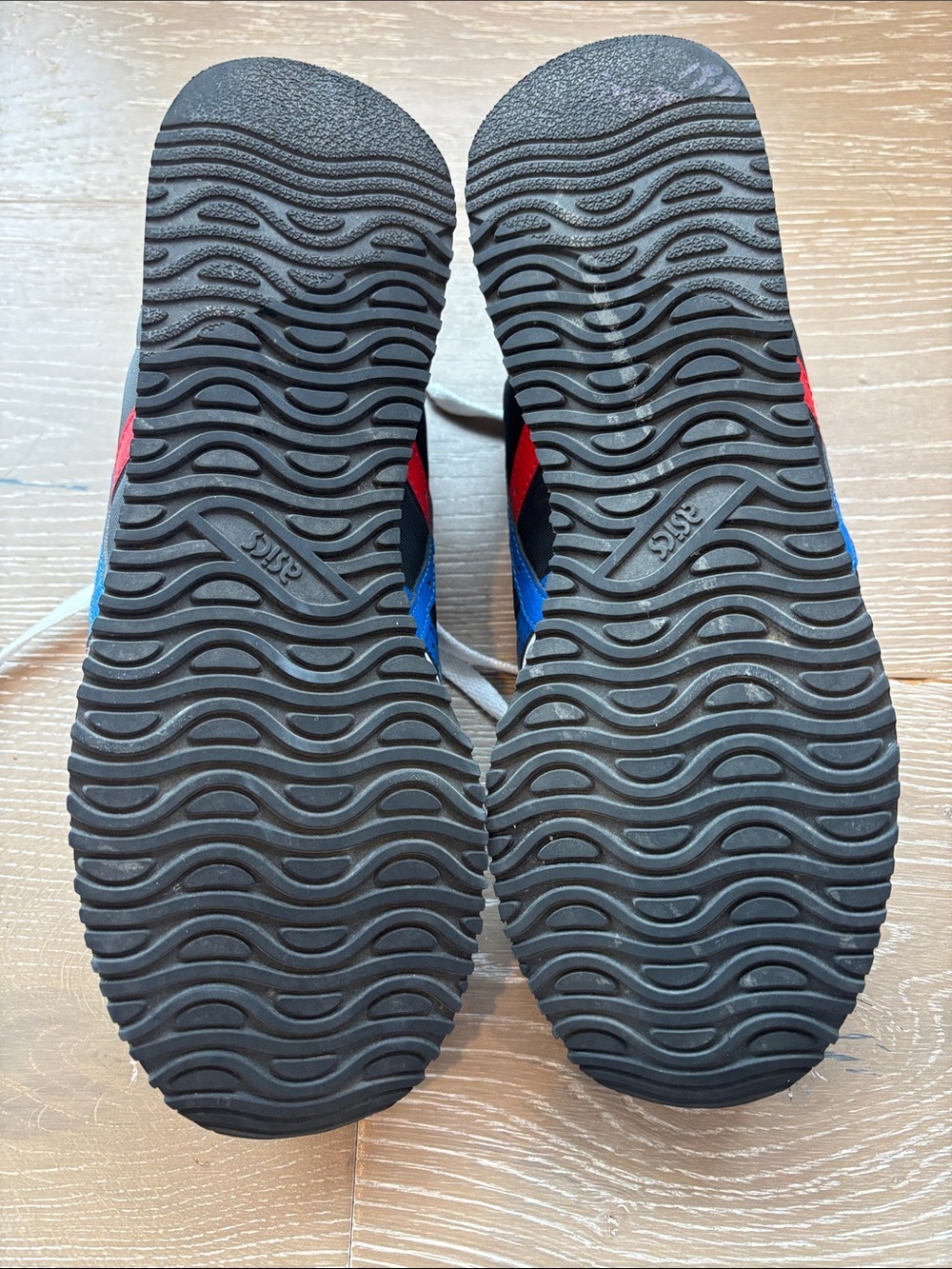 Asics Men's Gray Sneakers with Blue & Red Details - Picture 4 of 5